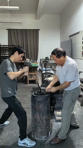 Collecting Soot Over Oil Lamps And Hammering Paste For Traditional Hui Ink‑Stick Craft