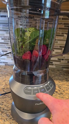 If you have high blood pressure, drink this smoothie! 🫐🍓🥬#health #wellness #exercise #hypertension
