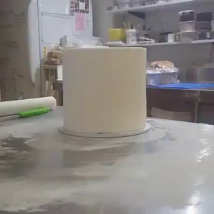 Watching fondant go on smoothly is very soothing. Follow Miss Ladybird Cakes for more: http://bit.ly/2d1nnnj SHARE IT! | Baking Panda