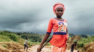 Amina, de 13 años, trabaja en una mina ilegal de oro de Camerún