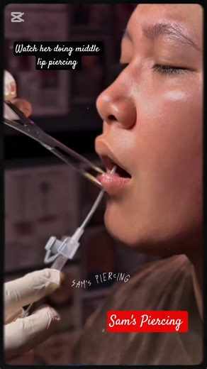 Middle Labret piercing ||Sam's Piercing