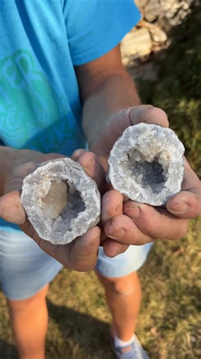 Rockhunter Mark on Instagram: "#geode #uvcheck #uvminerals #calcite"