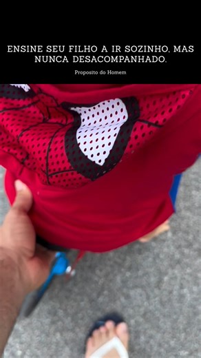 Masculinidade | Paternidade on Instagram: "Um pai que entende seu papel sabe que o objetivo não é manter o filho preso ao lado, mas prepará-lo para andar com as próprias pernas. A infância não é um estacionamento, é um campo de treinamento. Ensinar o filho a ir sozinho significa permitir que ele enfrente desafios, se frustre, erre, tome pequenas decisões, se aproxime do mundo real. A psicologia do desenvolvimento e os estudos sobre paternidade mostram que os pais têm justamente essa função de ap