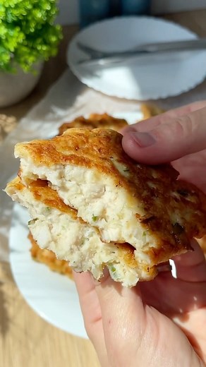 Gătim zi de zi cu Natalia|Rețete simple și rapide🫶 on Instagram: "De gătit astăzi✅ O rețetă foarte simplă cu piept de pui. Gustoase și suculente - o variație a rețetei de parjoale. Rețeta: 500 g piept de pui @fragedoromania 2 ouă 1 ceapă 1/2 leg. de pătrunjel 1 lgț rasă de sare condimente 2 lg de smântână sau iaurt grecesc 10% 3 lg de făină lgț- linguriță lg- lingură Mod de preparare: 1. Spălați pieptul de pui și uscați cu prosopul de hârtie. Tăiați în cubulețe mici. 2. Amestecați carnea cu cea