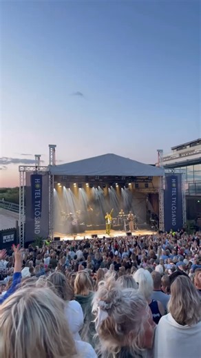 ＨＯＴＥＬ ＴＹＬÖＳＡＮＤ | HAN ÄR TILLBAKA! Vi får gåshud bara vi tänker på det. ♥️ Danny Saucedo ♥️ Solgården ♥️ 15 juli Biljetter och terrassplatser släppta nu. | Instagram
