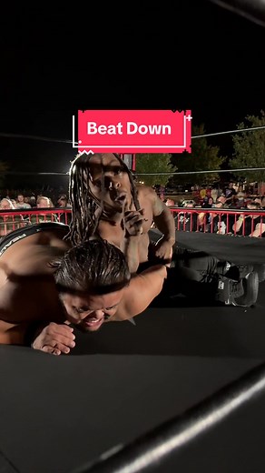 Micro Wrestling Showdown: King Clover vs. Gomez Jr.