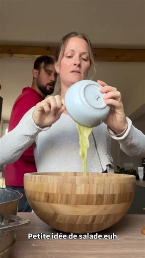 Lucie Boiago | Cuisine végétale & Fermentation on Instagram: "Salade de pomme de terre & harengs fumés La salade complète parfaite pour le 12h ! Le hareng c’est la garantie d’avoir une protéine complète et un bon apport en oméga 3. La sauce moutarde, vinaigre de cidre, huile d’olive et persil et très adapté ici. Si vous avez 120g de hareng dans votre assiette ça vous assure entre 22/25 g de protéines ! Dites moi si vous aimez bien le format simple et efficace comme ça et aussi les idées recettes