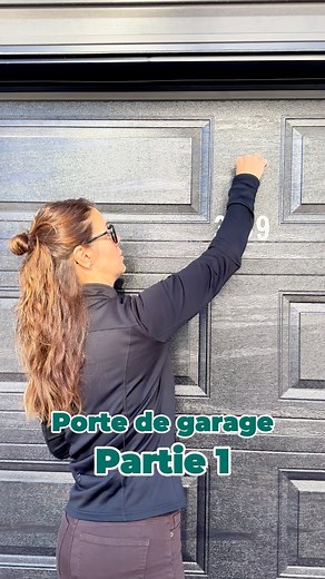 Comment ouvrir sa porte de garage en cas de panne électrique? 🔦 Julie vous explique comment dans cette vidéo! 📞 Si la panne persiste ou si vous ne localisez pas le mécanisme, vous pouvez bien sûr faire appel à notre service Bloc Solution. Chez IMMO 3R, on est là pour aider nos locataires! | IMMO 3R