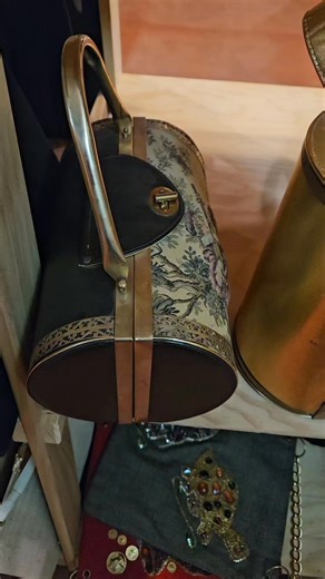 We've been asked how we find the old ads that match many of our bags. We subscribe to a newspaper archive (newspapers.com) to help us with our research. It takes time, patience, the right combination of keywords, and a good bit of luck!🍀👜 | The Vintage Purse Museum