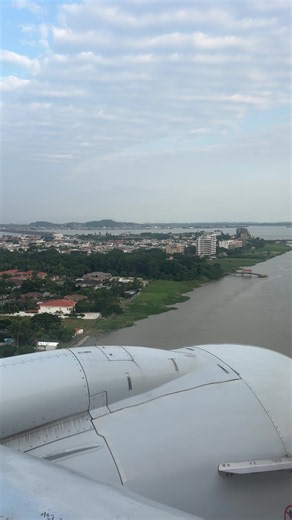 Así es un aterrizaje en la pista 21 del aeropuerto de Guayaquil abordo de un Boeing 737-800 de Copa Airlines #avgeek #aviation @copaairlines @Aeropuerto de Guayaquil/TAGSA