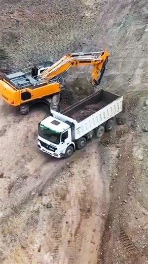 Cat 385C LME vs Liebherr R 946 in action, loading heavy overburden into dump trucks at full power. #heavyequipment #excavatorlife #caterpillar #liebherr #mininglife #earthmoving #Fblifestyle | HeavyBuild Project