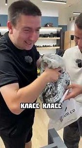 Нашли доброго человека и подарили ему одежду