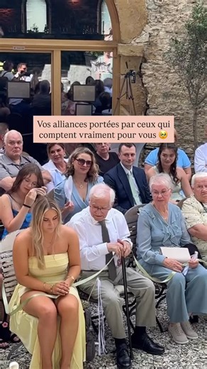 Cécile ✨ WEDDING PLANNER & COACH MARIAGE on Instagram: "💍✨ Un rituel d’alliance fluide, poétique… et rempli d’émotion ✨💍 Dans cette version du rituel des alliances, vos anneaux sont attachés à un long ruban qui circule dans toute l’assemblée. Les invités les font doucement glisser entre leurs mains, chacun laissant une pensée, un mot silencieux, une intention. C’est une variante du warming of the rings — plus visuelle, plus fluide, et incroyablement touchante. 🔹 Pourquoi ce rituel de cérémoni