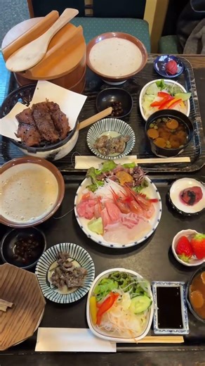📍自然生料理 本居庵 ・麦とろろ御膳2080円 （麦飯、とろろ汁、むかご、小鉢2品、かば焼き、汁物、お漬物） ・レディースセット1580円 （かば焼き半分、小鉢3品、デザート、麦とろろ飯、汁...