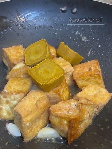 【油豆腐咖哩】油豆腐吸飽濃郁的咖哩醬…這樣也是很下飯😄😄油豆腐稍微剝開，比刀切開更容易入味