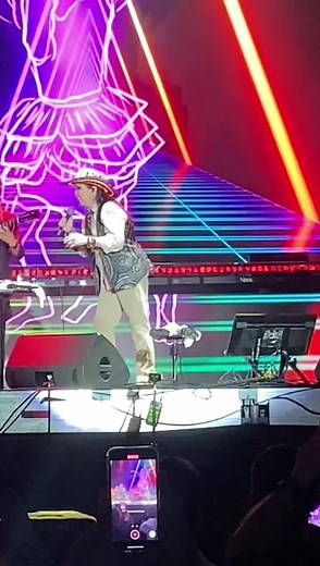 Homenaje a Colombia: Ana Gabriel con Sombrero Vueltiao y Acordeón