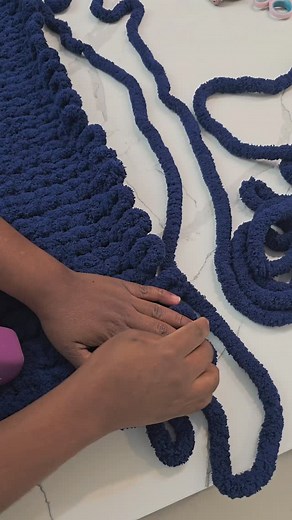 A very very quick tutorial on how to finish a chunky blanket. . . . #chunkyknitblankets #chunkyknit #handmadeblanket #smallbusiness #throwblanket #homedecor #diyhomedecor #giftideas #christmasgiftsideas | Snugglyknitdesigns By AmaraB