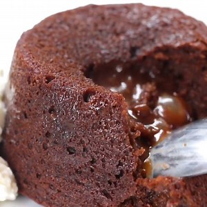 909K views · 15K reactions | Un fondant chocolat avec un cœur coulant caramel ? Non ce n'est pas un rêve  | Centre Européen de Formation | Facebook