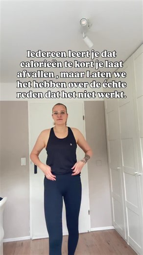 Iedereen leert dat calorietekort = afvallen… maar laten we eerlijk zijn: Als het zo simpel was, dan was je alláng op je streefgewicht. Je doet minder eten. Je sport meer. Je volgt “de regels”. En toch blijft dat buikvet zitten. Nog frustrerender: soms kom je zelfs aan terwijl je mínder eet. Dat komt niet omdat jij iets fout doet maar omdat jouw lichaam niet werkt zoals het internet je vertelt. Bij vrouwen van 30 spelen o.a.: ✅ cortisol (stress) – hoge stress = meer buikvet vasthouden ✅ insuline 