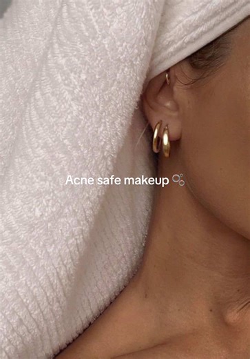 All of my tried and true acne safe makeup! @Saie @Colorescience @rhode skin @MERIT Beauty @Maybelline NY @Makeup By Mario @Westman-Atelier @milkmakeup •Colorescience Sunforgettable Total Protection Face Shield Flex SPF 50- Medium •Saie Glowy Super Gel Lightweight Dewy Multipurpose Illuminator- Starglow •Makeup By Mario SoftSculpt Transforming Skin Enhancer- Medium •Westman Atelier Face Trace Cream Contour Stick- Truffle •Saie Dew Blush Liquid Cream Blush- Chilly •Rhode Pocket Blush Buildable Hyd