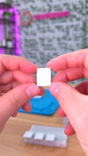 Mam w rękach podświetlany przycisk dotykowy z dyfuzorem – po dotknięciu daje czysty sygnał cyfrowy na wyjściu. Ma zasilanie, masę i wyjście oraz dwa tryby: zatrzaskowy albo chwilowy. Pasuje choćby do Arduino, a jego front świeci na czerwono, zielono, niebiesko lub płynnie zmienia kolory w miksie RGB. Zdradzam, jakie opcje masz pod ręką, ale najlepsze smaczki pokażę dopiero na żywo. Chcesz, żebym odpalił wszystkie tryby i porównał je na żywo? Daj znać w komentarzu — a jeśli szukasz konkretnego ko