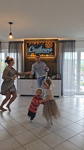 Rodzinka, przyjemna muzyka, taniec i dobra zabawa 🩵 #dance #familydance #rodzina | Michał Stencel