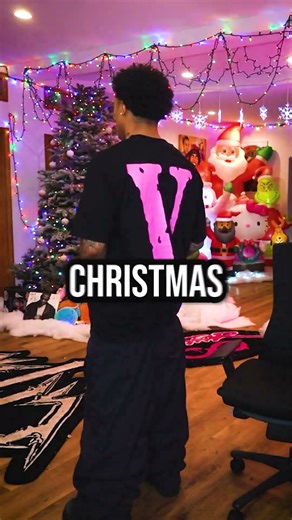 Max Made Sure His Viewers Saw His New Vlone Shirt! 😭✌️
