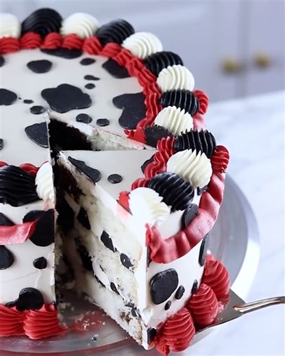 Which Disney villain-inspired cake is your favourite? 🦹🧁 | FOODbible