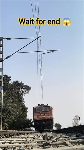 “Train ke niche kya hota hai? 😱 Sach dekh kar shock ho jaoge!”#viralfacts #shortsfeed