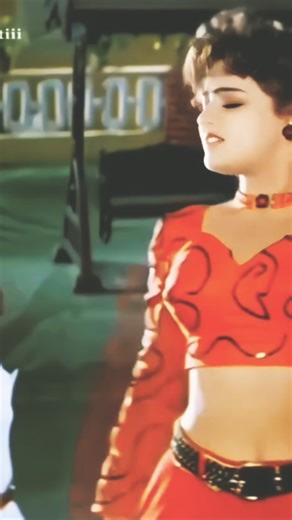 @adhoora_pyar2 on Instagram: "1997년 개봉한 영화 Titanic은 잭과 로즈 의 운명적인 사랑을 통해 비극 속에서도 오래 남는 감정의 깊이를 보여주는 작품입니다. 화려한 연출보다 인물의 감 정에 더 집중한 제임스 카메론 감독의 스타일은 지금 다시 봐도 묘하게 가슴을 울리죠. 배가 침몰하는 장면이 아닌, 두 사람이 서로를 바라보던 순간들이 더 강하게 기억에 남 는 영화이기도 합니다. 이 감정을 완성해주는 곡이 바로 셀 린 디온의 *"My Heart Will Go On"*입니다. 처음 들으면 잔잔한데, 어느 순간 자연스럽게 가슴이 벅차오르는 느낌 을 줍니다. 특히 후반부의 고조되는 보컬은 영화 속 잭과 로즈의 마지막 장면과 겹쳐지면서 괜히 마음이 서늘해지기 도 하고요. 많은 분들이 “이 노래가 나오면 왜 그 장면이 자 동으로 떠오르는지 모르겠다"고 말하는데, 그만큼 영화와 음악이 자연스럽게 얽혀 있는 곡입니다. 1998년 아카데미 주제가상을 비롯해 여러 상을 