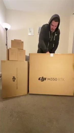 It integrates the industry's most advanced technology and unparalleled flight performance to create a new image creation experience. The streamlined fuselage enhances flight stability and is easy to carry. Its innovative folding wing design makes this professional drone more compact when stored, convenient for transportation and storage.