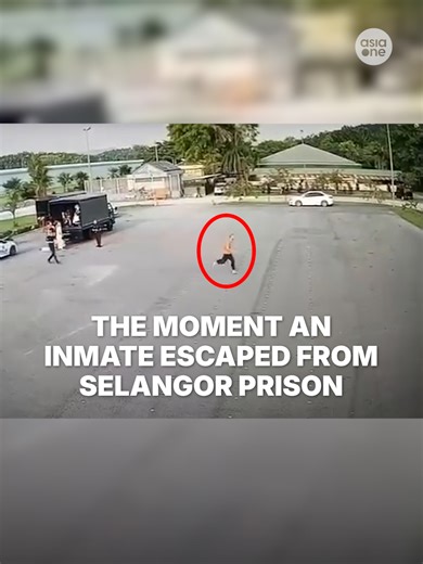 The Pakistani inmate who escaped from a Selangor prison on Thursday (April 9) is believed to still be in Malaysia. In the video, wardens are seen taking a brief moment before reacting. #MalaysiaNews #Malaysia #Prison #Escape #Wanted