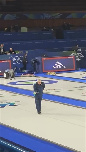 En pleine préparation de la piste de curling pour le début du tournoi olympique de #MilanoCortina2026 ⏳🥌 #JeuxOlympiques | Olympics