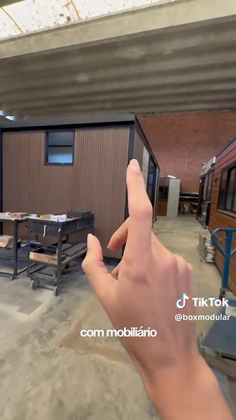 🏡 Por que escolher a construção modular? Ela é mais rápida, mais prática e não tem dor de cabeça! Nossas casas modulares são transportadas prontas e você recebe ela completa com: ✔️ Piso instalado; ✔️ Marcenaria sob medida; ✔️ Luminárias e espera para ar-condicionado; ✔️ Esquadrias com tela de mosquito; ✔️ E o melhor: entregamos em todo o Brasil! E para receber o nosso portfólio com preços e tamanho e só comentar “eu quero” aqui embaixo ou chama a gente no direct! #modular #construçãomodular #t