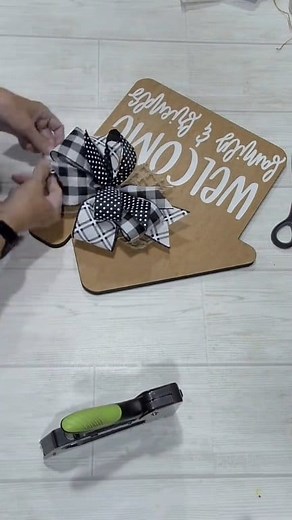 233K views · 2.2K reactions | I love the house shape!! I created a smaller bow to add to these cute welcome signs. #woodsignmaker #signmaker #HandmadeDecor #woodsigns | Thread & Grace | Facebook