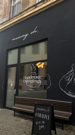 Dein Halle on Instagram: "Mal was Neues ausprobieren? Meet Mummy Oh, der Spot für handgemachte Dumplings in Halle (Saale)! 🥟 Super lecker, frisch zubereitet und einfach was anderes. 📍 Harz 1 🕓 Mi-So 12:00-20:00 Uhr #deinhalle #verliebtinhalle #locationcheck #mummyoh #food"
