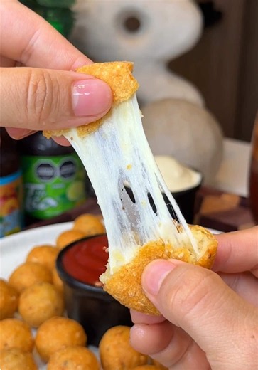 PAPAS DUQUESA / CRISPY POTATO BALLS 🥔🔥🧀 Las papas duquesa más crocantes que vas a probar, doraditas por fuera, suaves por dentro y PERFECTAS para compartir como snack🍟 Ingredientes: * 800 g de papa * 70 g de maicena * 40 g de parmesano rallado * 2 yemas de huevo * Sal * Pimienta * Paprika * Ajo en polvo * Perejil Y en tu parche nunca puede faltar el @Mr. Tea mi favorito es el cero de limón bien fríooooo ❄️😮‍💨 #cali #colombia #recetas #bogota #recetasfaciles