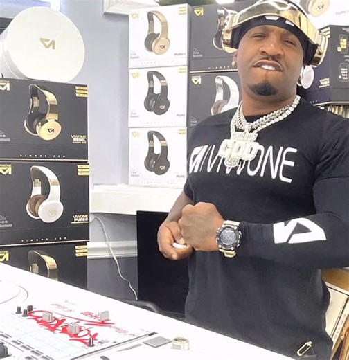 Robert Wallace on Instagram: "This is MY SHEET an I Take full ACCOUNTABILITY 👀 press Play @bigfenditv You witnesses 💯www.djroberob.com"