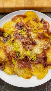 These Basque nachos with Wagyu beef tallow kettle chips came to play. Bold flavor, big crunch. Smash or pass? SRF Wagyu beef tallow chips cooked at 350° for about 5 minutes and then topped with manchego, prosciutto, peppers and olives. 🐮 #basquenachos #nachoslover #manchegocheese #beeftallow #KETTLEChips #thisjewcanque | This Jew Can Que