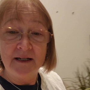 35K views · 806 reactions | Stitching in Iceland with my Craftours group! craftours.com/tourcat/bonnie-hunter/ #quiltville #bonniekhunter #quilt #quilting #quilter | Quiltville | Facebook