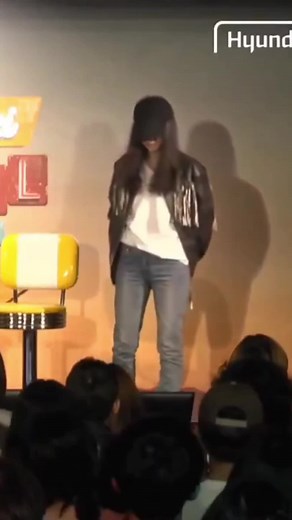 현대카드 다빈치모텔 강연에 선 민희진이 뉴진스 미공개곡의 데모 비트를 선보였습니다. UK 개러지의 영향이 묻어나는 해당 트랙은 “OMG”, “New Jeans” 등을 작곡한 FRNK가 프로듀싱한 비트라고 하는데요. 아직 탑라인 작업은 진행되지 않았으며 발매 여부도 확실하진 않지만 세상에 나올 수 있기를 희망한다고 합니다. 한편, 이번 강연은 하이브, 어도어 측과의 갈등에 대한 또 다른 이야기가 나올 가능성이 있었기에 많은 언론들의 관심사였습니다. 실제로 그는 개인적인 관점에서 여러 심정을 토로했는데요. ‘본인에게는 처절했던 순간이었기에 기자회견이 밈이 된 것은 씁쓸했다‘, ‘소송비가 23억 원이 나왔는데 이를 위해 집을 팔아야 할 거다‘, ‘이 희대의 사건을 다큐멘터리로 제작해 모두 공개할 것’이라는 다양한 이야기를 남겼습니다.