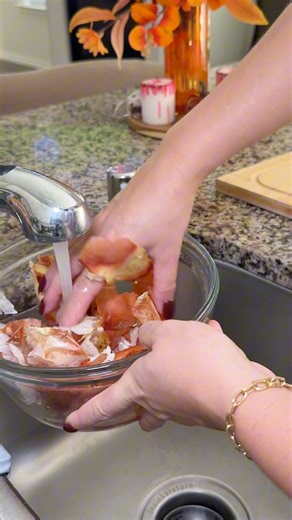 Did you know onion and garlic peels can be turned into a flavorful seasoning? 🌿 This zero-waste trick is full of antioxidants and adds amazing depth to soups, rice, bread, and more. Save and try this next time instead of tossing your scraps! #KitchenHacks #CookingTips #ZeroWaste #EcoKitchen #HomemadeSeasoning #FoodIdeas #HealthyCooking #SeasoningTrick #LifeHacks #fblifestyle | Annaknows