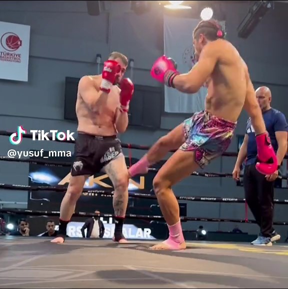 MMA and Kickboxing Techniques: The Flying Knee