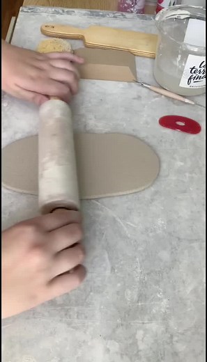 Strawberry soap dish 🍓 tutorial #pottery #strawberryshortcake #strawberry #tutorial #clay #art #artist #potter #ceramics