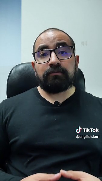 ¿Cual es la diferencia entre “Older” y “Elder” en inglés? “Older” es la forma comparativa de “old” y se utiliza para describir a alguien o algo que tiene una edad más avanzada que otro. Es un término general y puede utilizarse en una gran variedad de contextos. “Elder” también se utiliza para designar a alguien mayor, pero suele emplearse en contextos más específicos y no necesariamente comparativos. Conlleva un sentido de respeto o autoridad y se utiliza con frecuencia en roles familiares o soc