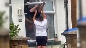 England: Frau will in ihr Haus klettern, doch bleibt stecken
