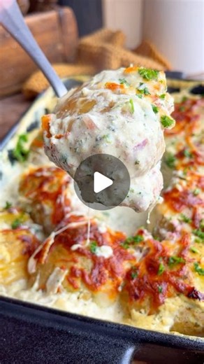 Karo | schnelle & einfache Rezepte on Instagram: "OFENKARTOFFELN Flammkuchen-Style☺️ Perfekt wenn mal Kartoffeln übrig bleiben 😇aber definitiv auch den „Aufwand“ wert Kartoffeln zu kochen🥹☺️ ZUTATEN Für 2-3 Portionen 500 g gekochte Kartoffeln 200 g Schmand 100 g Kräuterfrischkäse 200 ml Wasser 1 EL Gemüsebrühe Pfeffer, Muskat Frischer Knobi 1-2 rote Zwiebeln 100 g Schinkenwürfel 0,5 Bund Frische Petersilie 100 g Reibekäse . Die gekochten Kartoffeln einschneiden und in eine Auflaufform setzen. 