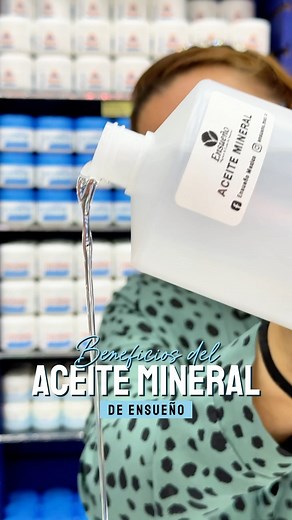 ¡Descubre los beneficios del aceite mineral para tu piel! 🌟 ✨ Hidratación Profunda: El aceite mineral es ideal para retener la humedad, formando una barrera que mantiene tu piel suave y protegida. Perfecto incluso para pieles sensibles. ✨ Calma y Alivio: ¿Sufriste una quemadura de sol? El aceite mineral ayuda a reducir la irritación, el ardor y la inflamación de la piel. ✨ Auxiliar Desmaquillante: Di adiós al maquillaje resistente con un algodón humedecido en aceite mineral. ¡Efectivo y fácil! 