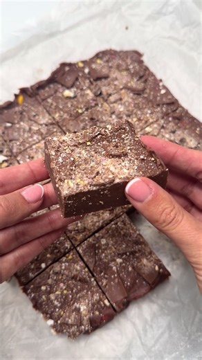 Mini Egg Chocolate fudge 🩷💛🤎 So quick and only made with 2 ingredients!! #minieggfudge #fudge #fudgerecipe #easybaking #quickbaking