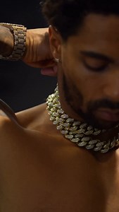 4.6M views · 645K reactions | Day 1892 of a fitness influencer.. Didn’t have time to stop at the store so I used the ice on my neck @shopgld 略 | SHAI ROSS | Facebook